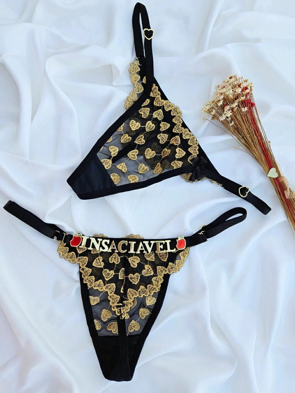 CALCINHA FIO CORAÇÕES PRETO/DOURADO PERSONALIZÁVEL (NÃO ACOMPANHA LETRAS)